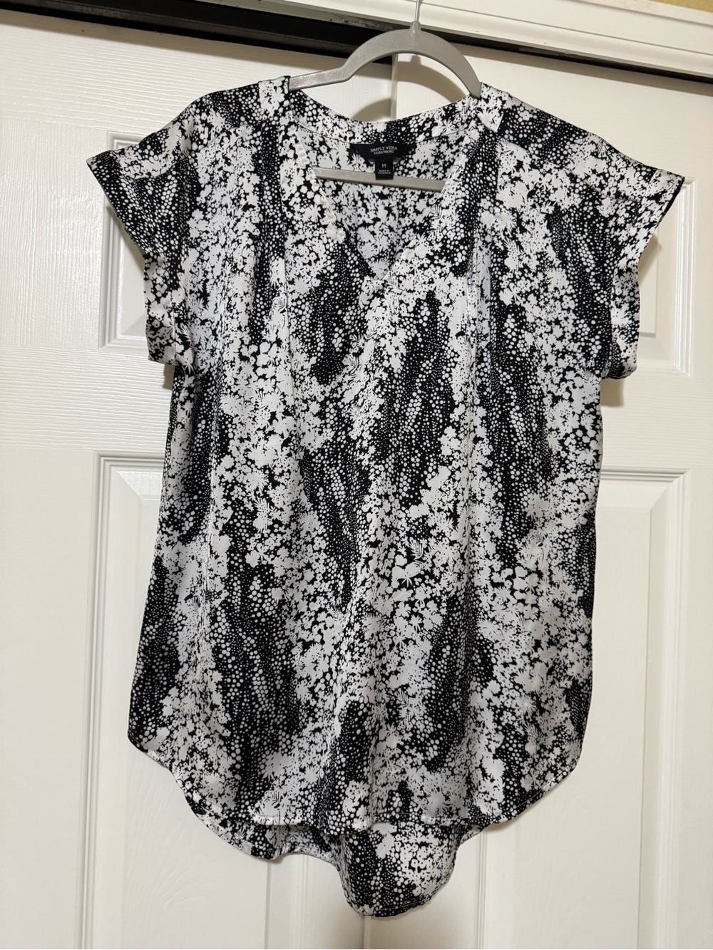 Simply Vera Wang Black & White Floral V-Neck Short Sleeve Top